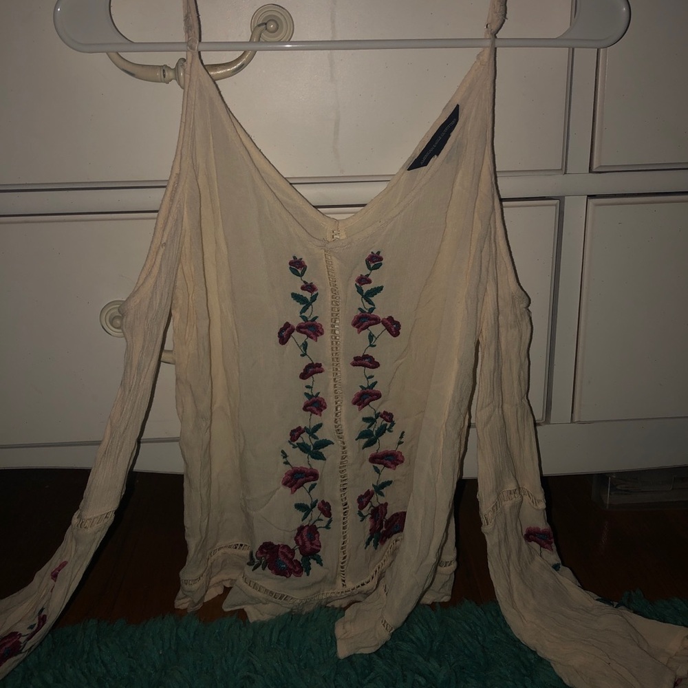 American Eagle cut out shoulder top